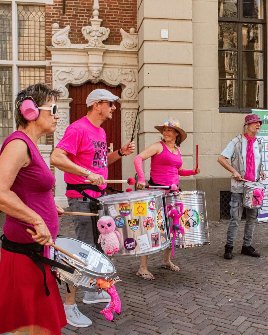 Muziek bij de Pride Walk door Rhythms of Resistance